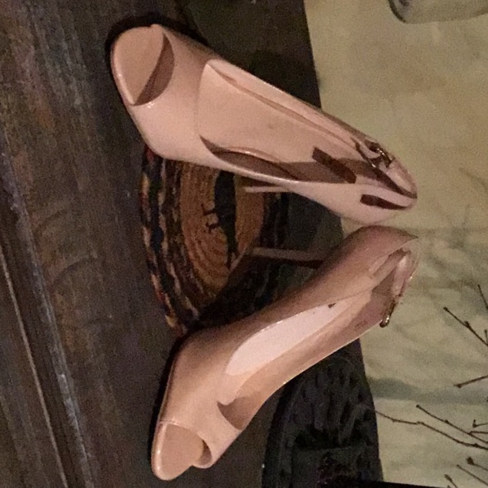 Cream/off-white Tahari heels